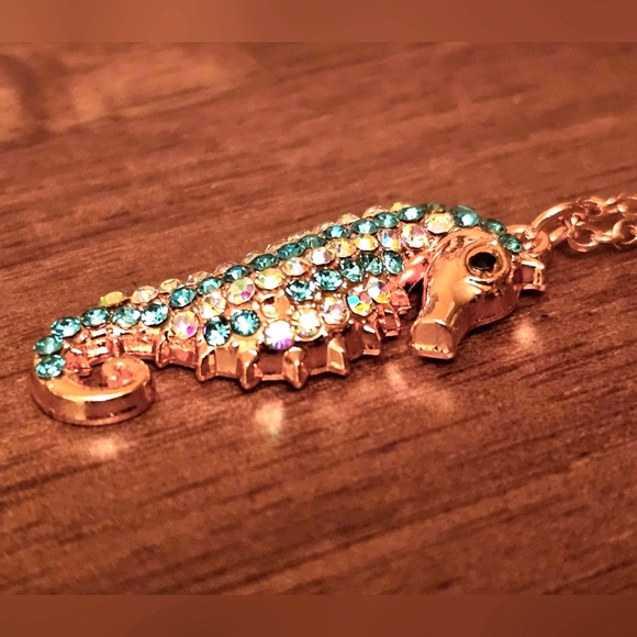Elegant Colorful Rhinestone Seahorse Pendant Necklace N1P59 - Picture 5 of 6